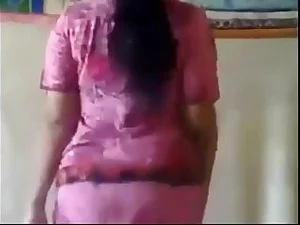 「Telugu VODT 2016」では、挑発的な衣装を着た誘惑的なダンサーたちが、それぞれのビデオでユニークなリズムとスタイルを披露する。