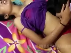 Garota indiana fica safada com seu meio-irmão em um vídeo quente.