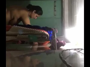 Uma mãe indiana desfruta de sexo estilo elefante com seu amante.