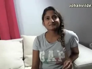 એક ભારતીય મમ્મી જંગલી સવારીનો અનુભવ કરે છે જે આ ઉચ્ચ-ગુણવત્તાવાળા વિડિયોમાં તેની સૌથી ઊંડી, ઘાટી ઇચ્છાઓનું અન્વેષણ કરવા તૈયાર છે.