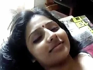 Wanita India menggoda dan mendominasi bintang porno Tamil dalam pertemuan yang panas.
