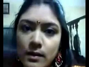 Wanita Desi dalam video buatan sendiri yang panas dan eksplisit