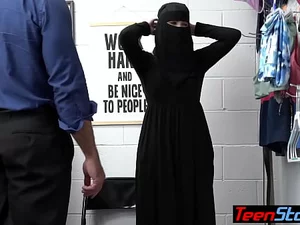 Mr. Beamy desfruta de um encontro quente com uma garota hijab em uma cena de segundo andar.
