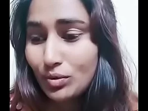 Соблазнительная индийская красотка соблазняет своими навыками в социальных сетях.