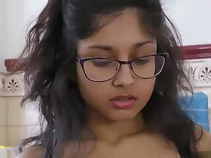 Молодая индийская девушка занимается грязным сексом с мыльным порошком в горячей, явной встрече, наполненной интенсивным удовольствием и чувственным исследованием.