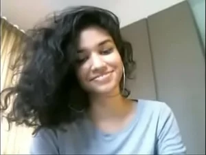 भारतीय किशोर लड़की के वेब कैमरा वीडियो में उसके खुशी की मांग प्रकृति, तीव्र आत्म-आनंद में संलग्न है और दर्शकों को शामिल होने के लिए आमंत्रित करता है।