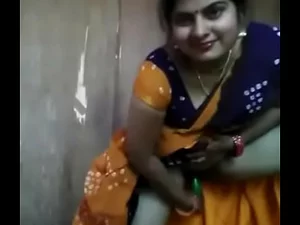Encontro erótico de mulheres maduras indianas com prazer oral e penetração.