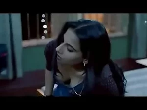 感性的印度少女在热辣的狂欢中沉迷于肮脏的性爱。