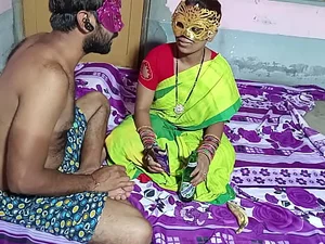 أبناء عمومة هنديون يمارسون الجنس لتمرير الامتحانات بمساعدة ممرضة مغرية مبللة وحبوب بيرة قوية.