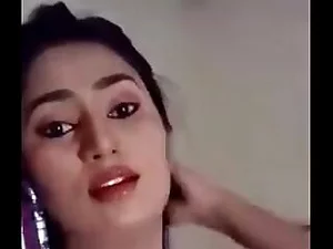 Hintli hizmetçi Swathi Naidu, açık bir ev videosunda selfie korsanlığını sergiliyor.
