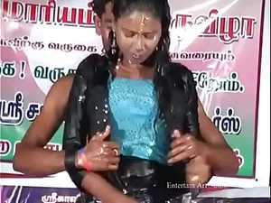 Bom seksi Tamil memamerkan tarian perut sensual.