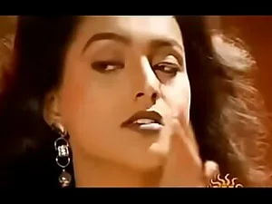 Испытайте подлинное тамильское соблазнение с Рохой в этом палящем видео. Смотрите, как она дразнит и дразнит, что приводит к горячей, страстной кульминации.