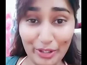 印度女孩Swathi Naidu在国外包装时哭泣,渴望快速的WhatsApp回调。