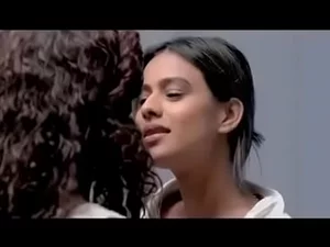 Pantat Nia Sharma yang menggoda mengarah pada hubungan seks Telugu yang penuh gairah dan eksplisit.