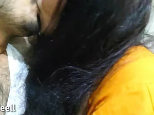 В этом индийском порно видео непослушная бхабхи шокирована неожиданным движением своего массажиста.