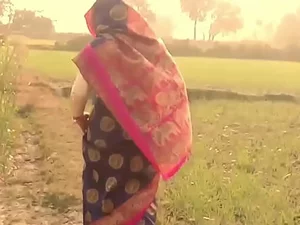 インドのティーンが情熱的な自家製ビデオで荒々しく野生になる。