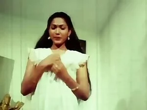 Sexy aunt in saree gets wild