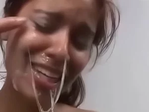 Três jovens mulheres indianas exploram os prazeres sensuais em um vídeo pornô amador.