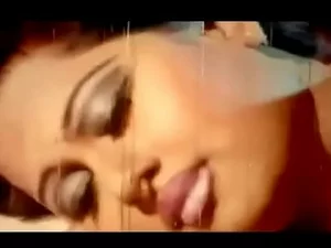 Intensives Trennungsspiel zwischen Brüsten und Klitoris in einem explosiven indischen Sexvideo.