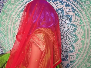 인도 아줌마가 결혼한 애인과 뜨거운 집에서 만든 비디오에서 더러워집니다.