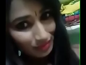 Model yang ditentukan Shita membuat pertunjukan untuk penonton webcam.