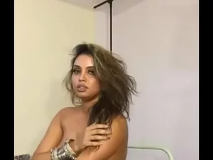Seorang wanita penggoda India mengambil alih, mengemudi liar dengan keahlian vaginanya yang tak tertahankan. Tak terlupakan, eksotis, dan memikat.